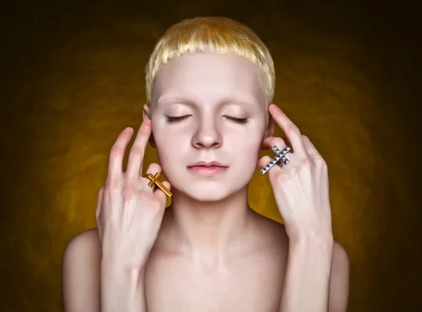 Joven andrógina con el pelo blanco en el estudio sobre fondo texturizado amarillo Fotos De Stock Sin Royalties Gratis
