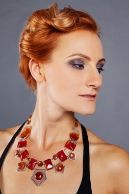 Mücevher tasarımcısı içinde çıkık elmacık kemikleri ile genç güzel kızıl saçlı kız