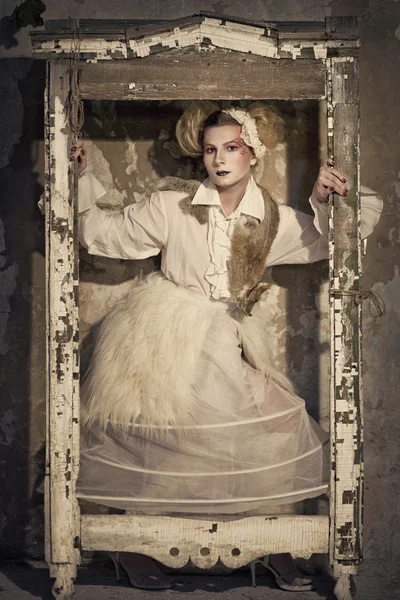 Menina loira bonita nova em um vestido vintage branco, uma capa de pele na forma de uma boneca de porcelana — Fotografia de Stock