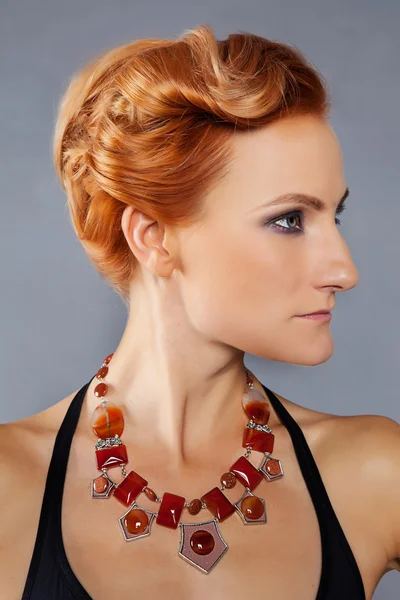 Jeune belle fille aux cheveux roux avec des pommettes ciselées dans des bijoux de créateurs — Photo