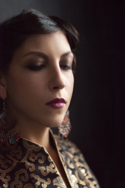 retro tarzı genç güzel esmer kız