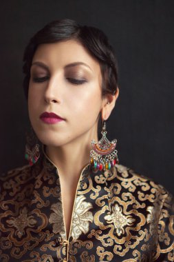 retro tarzı genç güzel esmer kız