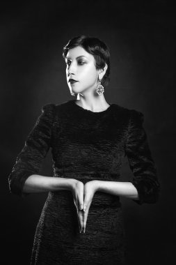 retro tarzı genç güzel esmer kız