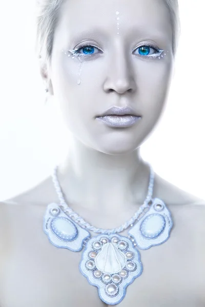 Jeune belle fille aux yeux bleus dans une image d'une reine de glace — Photo