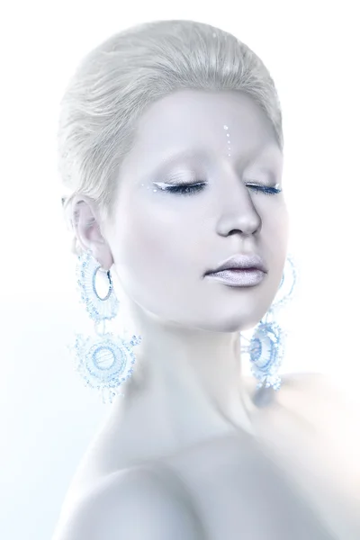 Jeune belle fille aux yeux bleus dans une image d'une reine de glace — Photo