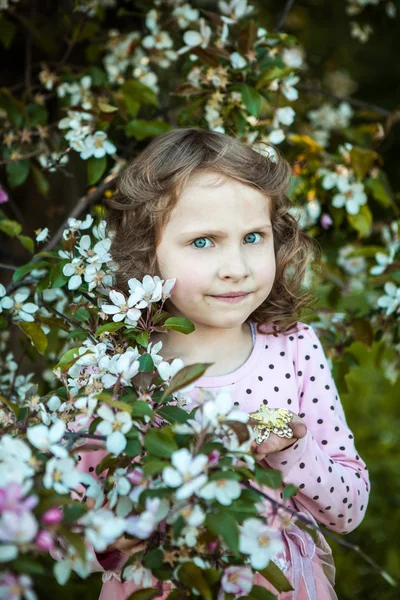 開花のリンゴ園で美しい金髪青い目少女 — ストック写真