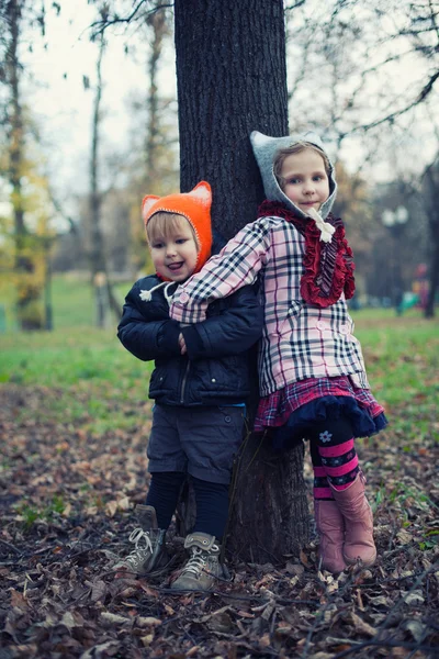 Μικρό όμορφο αγόρι και κορίτσι στο πάρκο φθινόπωρο — Φωτογραφία Αρχείου