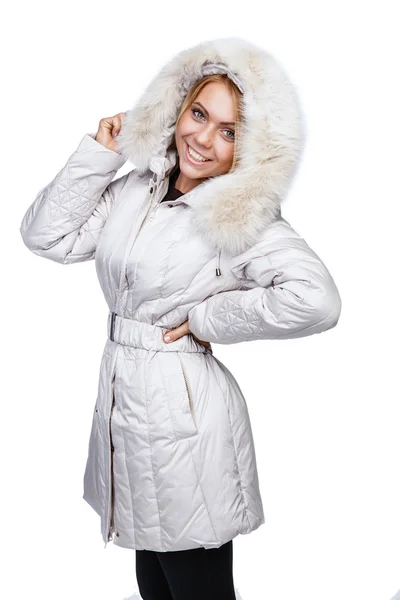 Krásná blonďatá dívka v bílém plášti s kožešinovým límcem — Stock fotografie