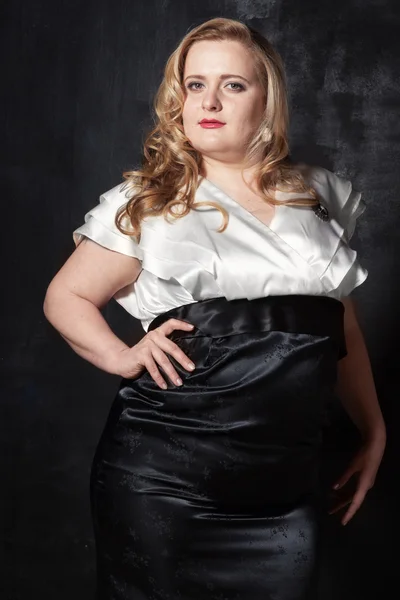 Jovem bela mulher loira encorpada em um vestido vintage preto e branco — Fotografia de Stock