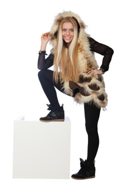 Kırmızı kürk yelek genç güzel sarışın kadın