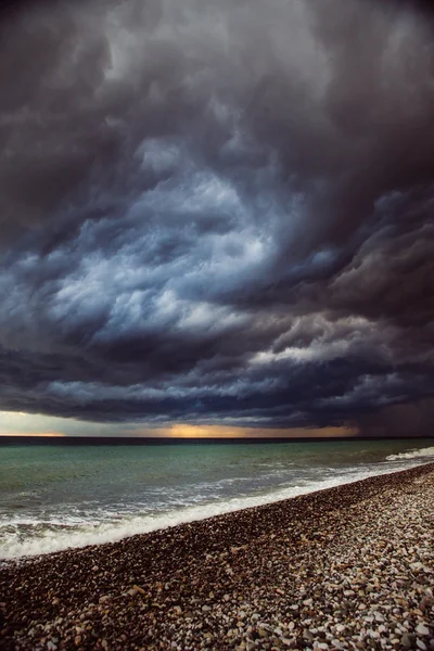 Deniz-fırtınalı gökyüzü ve azgın deniz manzarası