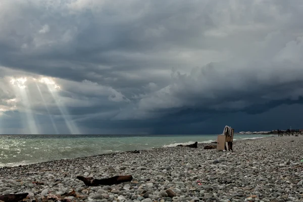 Deniz-fırtınalı gökyüzü ve azgın deniz manzarası — Stok fotoğraf