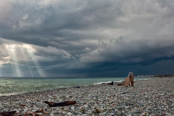 Krajina - bouřlivé nebe a vzbouřeným mořem — Stock fotografie