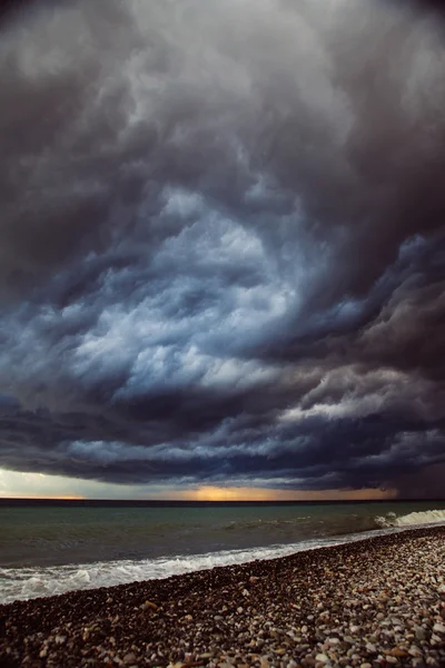 바다-성 난 바다와 폭풍우 치는 하늘 스톡 사진