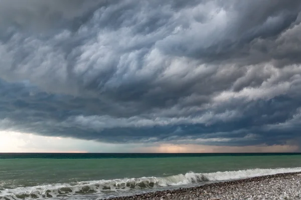 Meereslandschaft - stürmischer Himmel und stürmische See — Stockfoto