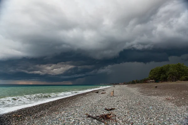 Paisaje marino - cielo tormentoso y mar furioso — Foto de Stock