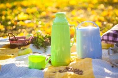 Termos ve kupa halı üzerinde