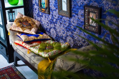 Oryantal tarzı yaptı yastıkları ile Osmanlı