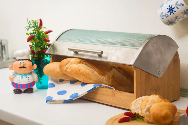 Baguette, liggande i en breadbox, av trä med metall lock — Stockfoto