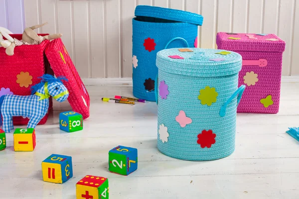 Hasır sepet renkli Muhafazası ve oyuncaklar