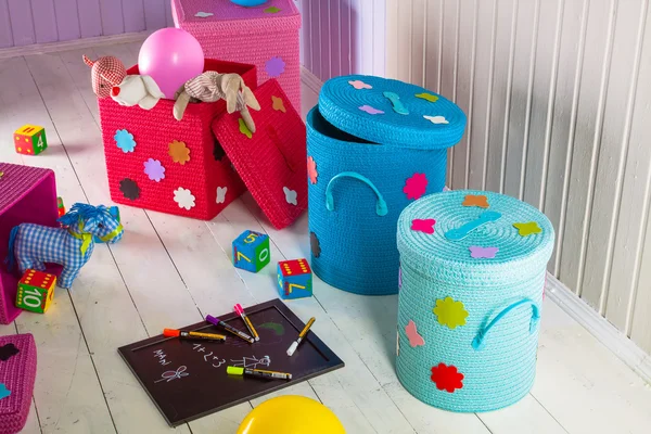 Hasır sepet renkli Muhafazası ve oyuncaklar