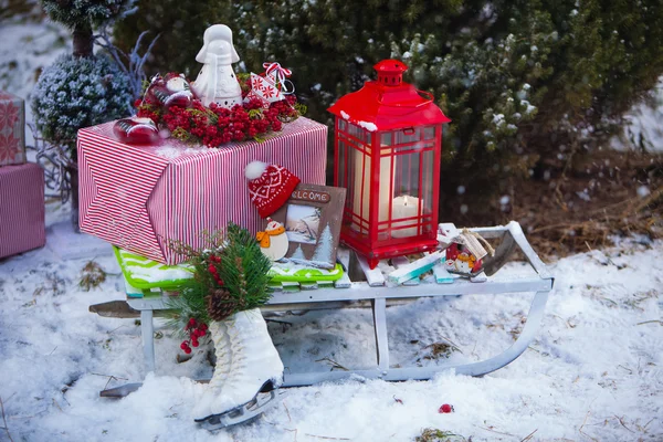 红色和白色的装饰，餐具和圣诞菜肴 — 图库照片