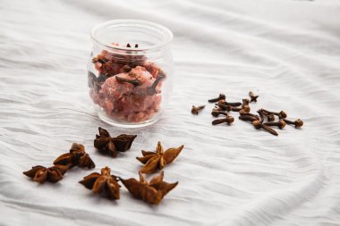 Şeffaf cam beyaz masa örtüsü üzerinde pembe el yapımı Sabun