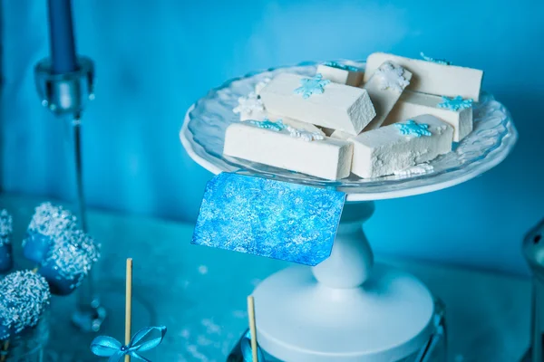 Marshmallow, decorated with blue and white sugar snowflakes — Stock Photo, Image