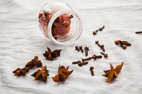 Sapone rosa fatto a mano in vaso di vetro trasparente su tovaglia bianca — Foto Stock