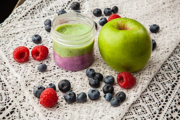 Elma ve yaban mersini kokusu ile el yapımı fırçalayın