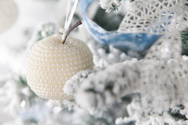 Beyaz Noel süsleri çam dalları, kar ile serpilir üzerinde