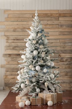 Hediyeler ve Noel dekorasyonu ile dekore edilmiş Noel köknar ağacı