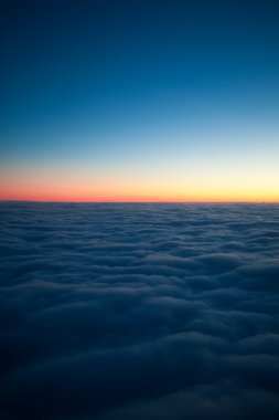 Bulutların üzerinde gün doğumu