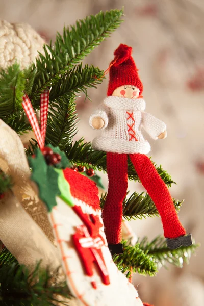Ręcznie robione ozdoby świąteczne na gałęzie jodły, posypane śniegiem — Zdjęcie stockowe
