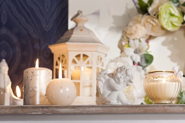 Fener-şamdan, mumlar ve porselen melek