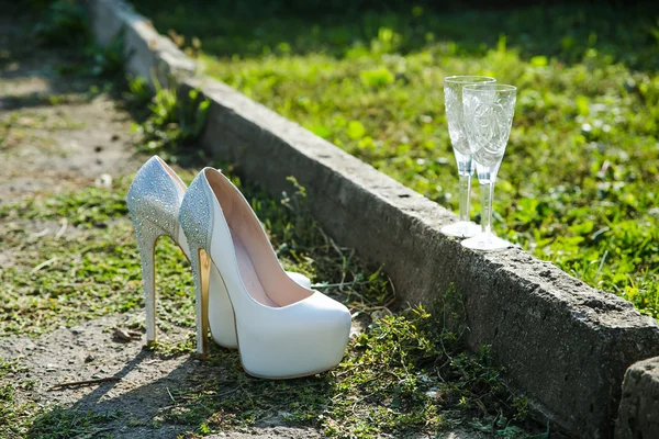 White wedding shoes with high heels, decorated with beads and sequins — Stock Photo, Image