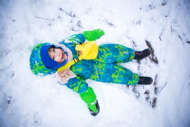 Karlı sokakta oynayan çocuk