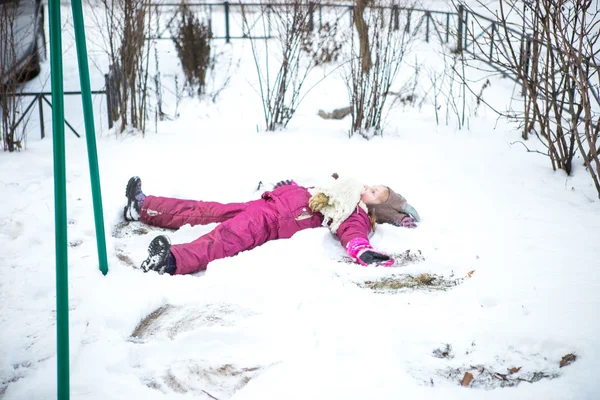 在冰雪覆盖的街上玩的女孩 — 图库照片