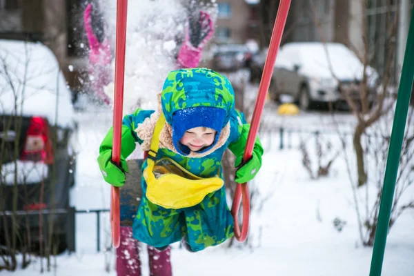 在大雪覆盖的街道上玩的男孩 — 图库照片