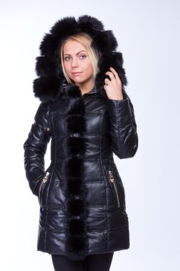 Bir kukuleta ile siyah ceketli genç güzel sarışın kız