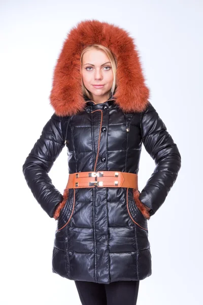 Krásná blonďatá dívka černá bunda s kapucí — Stock fotografie