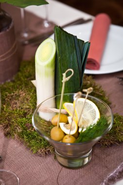 Ahşap masa tatil yemek için ayarla