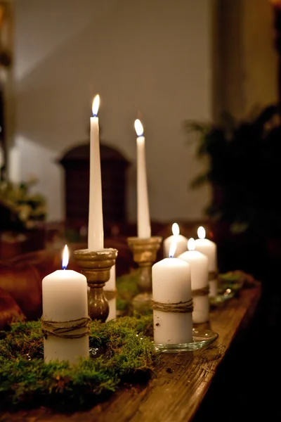 Inny kształt świec w Świecznik na drewnianym stołem — Zdjęcie stockowe