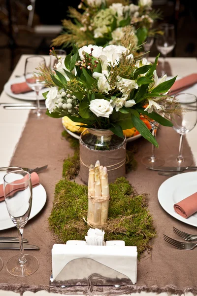 Деревянный стол на праздничный ужин — стоковое фото