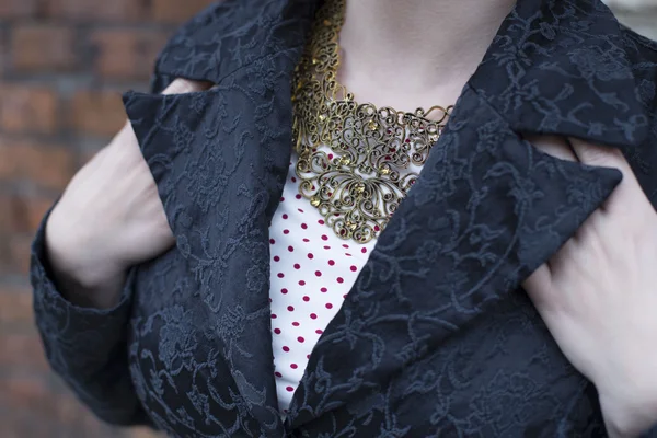 Ожерелье и серьги металл в винтажном стиле — стоковое фото