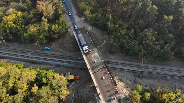 Aéreo Caminhão Atravessar Ponte Acima Estrada Ferro Vista Acima Drone — Fotografia de Stock