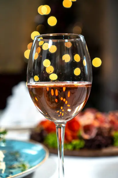 Verre Wine Sur Table Vacances Contre Les Lumières Bokeh — Photo