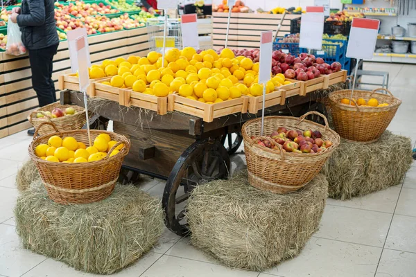 Fruit Verkopen Een Supermarkt Rustieke Houten Kar Met Appels Granaatappels — Stockfoto