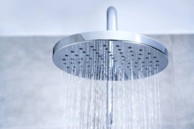 Sağanak yağmur. Su kaynağı konsepti. Duş başlığından su akıyor..