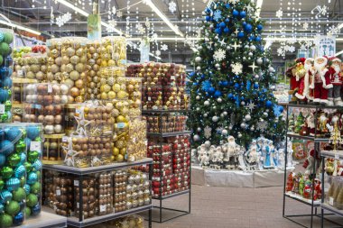 KHARKIV, UKRAINE - 25 Kasım: Alışveriş merkezinde Noel pazarı. Noel ağacı süslemeleri ve oyuncakları satışı.